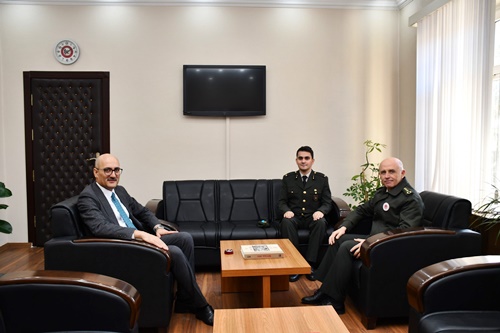 Sivas Asker Alma Bölge Başkanı Personel Albay Yaşar ÇAYBAŞI  Kaymakamımız İhsan Emre AYDIN'ı makamında ziyaret etti.